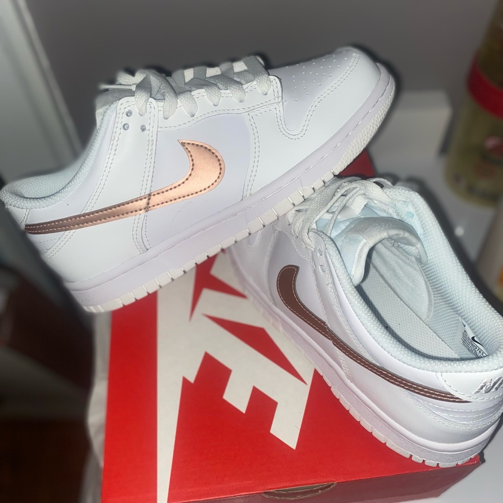Nike dunks size 5 in gs size 6 in wmns they are white crème and rose gold!!